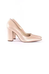 Stilettos color champagne confeccionados en cuero vacuno, con tacón geométrico de 9 cm y suela de cuero flexible con tecnología Rush Flex.