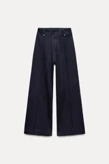Pantalón de jean azul oscuro, de tiro alto y corte wide leg.
