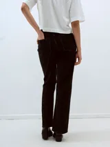 Jeans rectos de tiro alto en color negro, con diseño de pierna acampanada.
