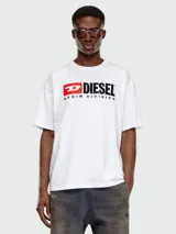 Remera blanca de algodón con logo Diesel Denim Division estampado en el pecho en color rojo y negro.