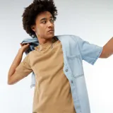 Camiseta de manga corta color beige con cuello redondo.