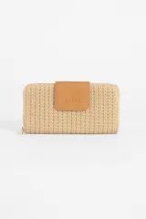 Billetera beige de rafia con cierre de cremallera y solapa marrón con el logo de la marca.