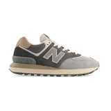 Championes New Balance 574 de caña baja, con capellada de gamuza gris, puntera de malla gris claro y logo "N" en cuero gris.
