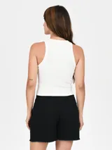 Musculosa negra ajustada al cuerpo, con cuello redondo y diseño de tirantes anchos tipo halter.