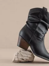 Botas texanas negras de caña baja con puntera fina y taco de madera.