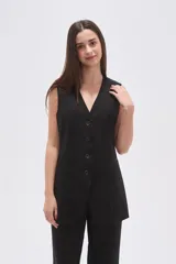 Chaleco negro de poliéster con escote en V, cierre frontal de botones y corte entallado.