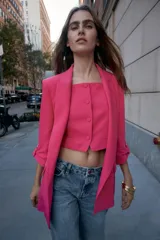 Blazer rosa pálido con cuello solapa y hombreras. Mangas 3/4 con trabilla y botón dorado. Bolsillos delanteros con solapa.