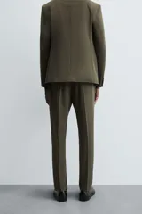 Pantalón de vestir azul marino, de corte slim fit, con bolsillos laterales y traseros de vivo con botón. Se ajusta a la cintura con cierre frontal con cremallera y botón.