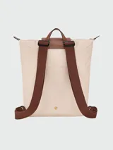 Mochila Longchamp modelo Le Pliage Original M, color crudo con detalles en cuero marrón.