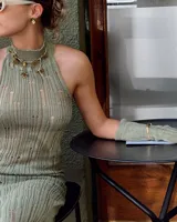 Collar corto con cordón de algodón color menta y flores de bronce.