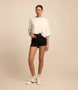 Short de sarga negro con cintura alta, bolsillos delanteros y traseros.