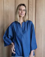 Blusón azul de corte amplio, con cuello camisero y mangas 3/4.