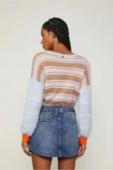 Minifalda de jean azul con tiro medio y detalles de apliques estilo cinturón en la cintura. Tiene cuatro pasacintos anchos en la delantera y dos bolsillos en la parte posterior.