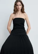 Vestido negro palabra de honor con diseño plisado y falda evasé.