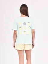 Conjunto de pijama compuesto por remera de mangas cortas y short con estampado a cuadros amarillos y blancos.