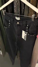 Pantalón de jean negro de corte recto y tiro medio.