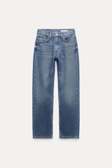 Jeans de tiro medio con corte recto, color azul denim con efecto lavado. Cuenta con cinco bolsillos, trabillas en la cintura y cierre frontal con cremallera y botón metálico.