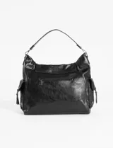 Cartera tipo hobo de cuero vegano color negro, con tapa frontal, cierre de hebilla central y bolsillos laterales con cierre.