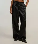 Pantalón pantalona de cuero sintético negro con cintura elástica, lazo ajustable y raya lateral blanca.