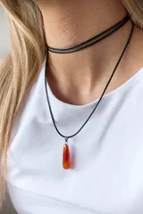 Gargantilla doble con choker de cuero negro y collar con dije de piedra natural marrón en forma de gota con engarce de acero quirúrgico hipoalergénico y tiento negro.