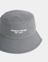 Piluso color crema de tela canvas con bordado frontal de la frase "Living in Chicago est. 1975".