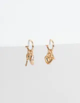 Aros dorados tipo argolla con dije de corazón y llave colgando.