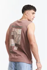 Musculosa blanca de algodón con corte oversize y cuello redondo. Estampado pequeño con el logo de la marca en el pecho.
