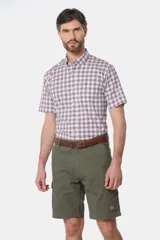 Bermuda cargo color gris oscuro, con bolsillos laterales y traseros con solapa. Incluye cinturón de cuero marrón.