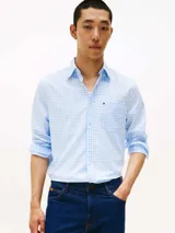 Camisa celeste y blanca a cuadros, de corte regular, con cuello abotonado, bolsillo en el pecho con logo de la marca bordado y mangas largas con puños abotonados.