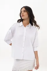 Camisa a rayas verticales color beige y blanco, con cuello clásico, manga larga abullonada y bordados de strass en hombros y cuello.