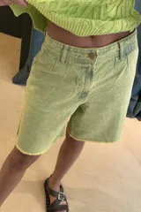 Bermuda de jean color marrón con tiro medio-alto, detalle de pinzas y terminación desflecada.