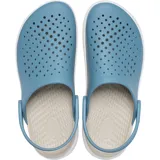 Zuecos Crocs modelo InMotion, con diseño deportivo y ergonómico. Presentan una parte superior perforada en color azul con tecnología Free Feel™ para mayor flexibilidad y una suela gruesa de plataforma en color blanco con amortiguación LiteRide™.