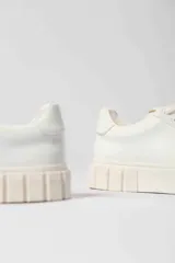 Zapatillas acordonadas color marrón con suela track.