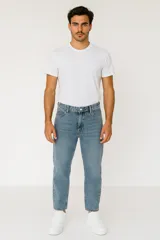 Pantalón de jean gris oscuro, ancho y de tiro medio.