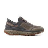 Championes Skechers color marrón y gris con cordones marrones.