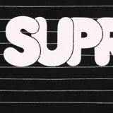 Camiseta Supreme negra a rayas horizontales finas color blanco, con logo 'Supreme' en el pecho. Corte estándar.
