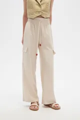 Pantalón cargo color beige de viscosa, tiro alto, corte recto y bolsillos laterales.