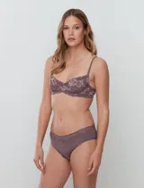 Soutien con aro, de encaje floral y micro tul color verde. Breteles fijos con largo regulable.