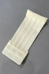 Extensor de contorno para sujetador con 3 ganchos, en color beige.