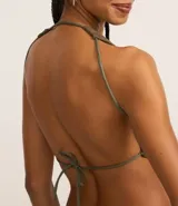 Crop top de encaje color verde militar, con cuello halter y espalda descubierta.