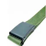 Cinto verde militar de tela con hebilla metálica negra y extremo con detalle de la marca Rusty en relieve.