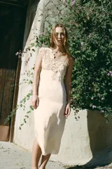 Vestido midi color beige, de viscosa, con escote asimétrico y detalle de crochet en el hombro.