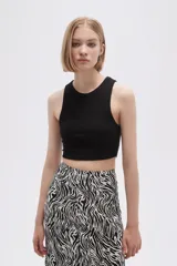 Top blanco de morley, corte crop y breteles anchos.