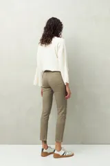 Pantalón chupín negro de tiro medio con textura similar al denim.