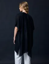 Kimono negro de gasa con apliques de brillos, marca Jessica Mc Clintock.