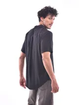 Camisa color verde militar de manga corta con cuello clásico y cierre frontal con botones.