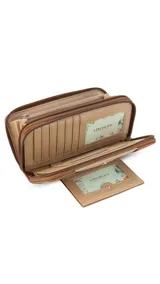 Billetera larga color plateado metalizado, con cierre perimetral y placa con el logo "Lincoln's" al frente. Presenta múltiples compartimentos y tarjeteros.