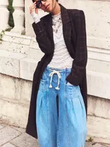 Pantalón de jean celeste de corte ancho con cintura alta ajustable con cordón.