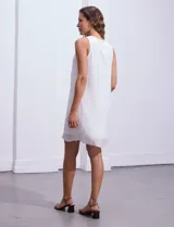 Vestido corto azul marino con escote halter fruncido y forro interno a tono.