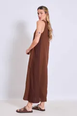 Vestido largo marrón sin mangas con paneles laterales más oscuros.